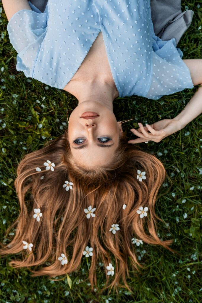 Photo femme avec cheveux blonds après soins capillaires profonds